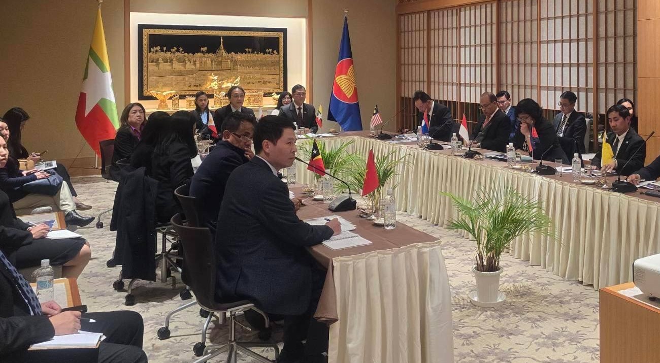 Counselor Célio Moniz attending the ASEAN Committee in Tokyo meeting with other ASEAN ambassadors.