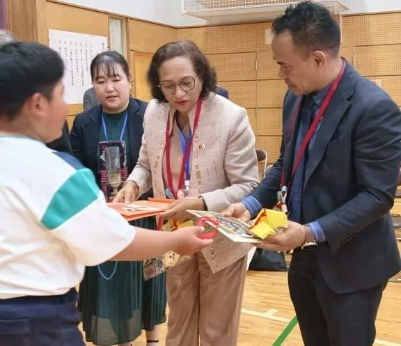 Minister of Education Dulce de Jesus Soares observing first-grade students during a reading comprehension exercise at Kidani Elementary School.