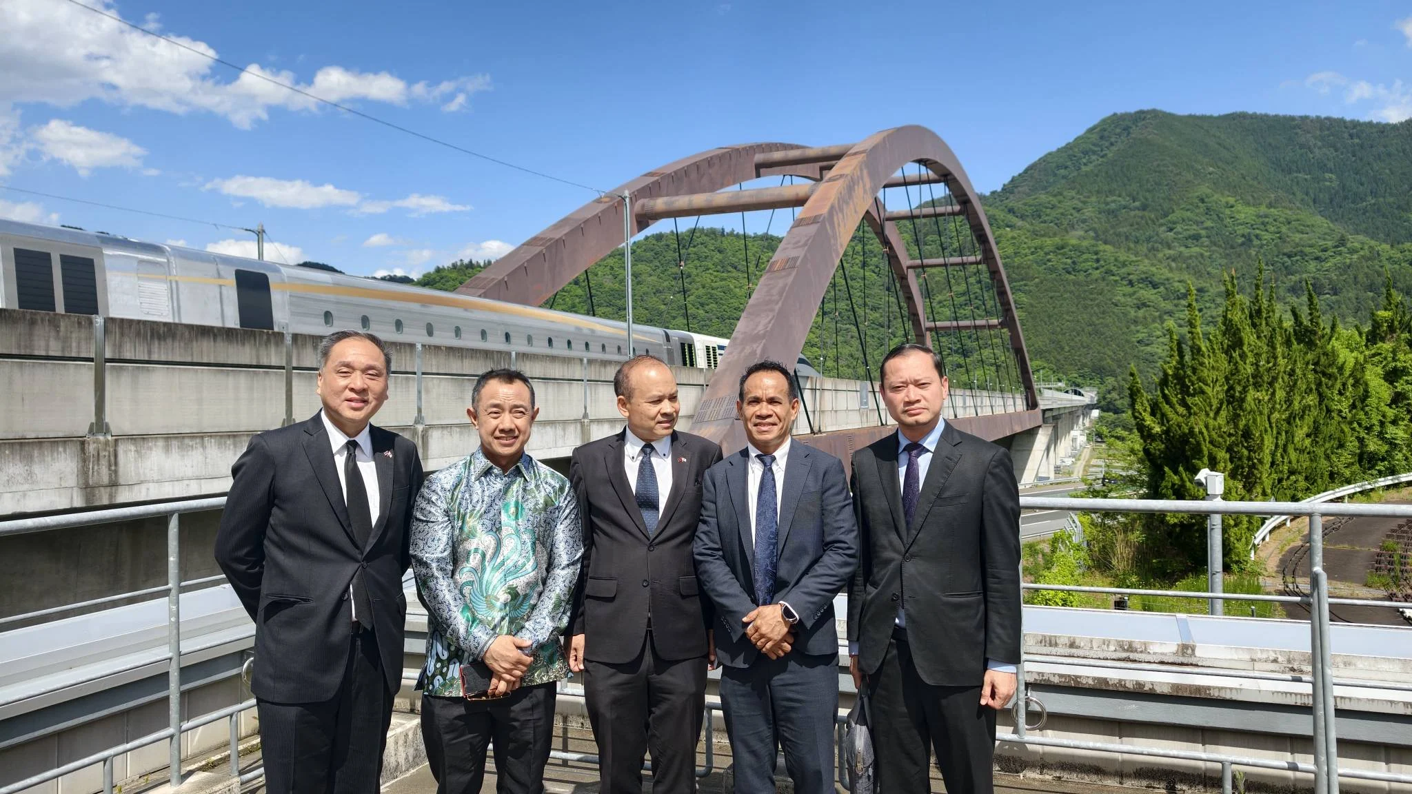 Participants receiving briefings on SCMaglev technology and the Chuo Shinkansen