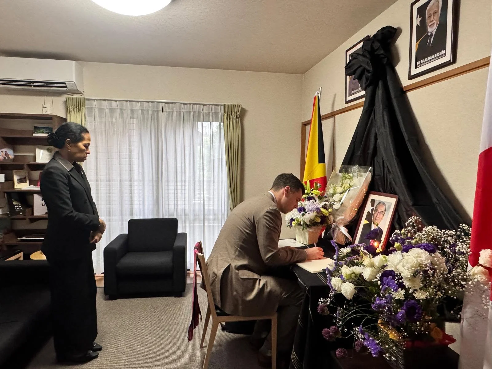 Diplomatic community paying tribute