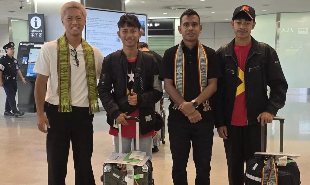 Labor Attaché welcoming two Timorese technical trainees at Narita International Airport, Tokyo