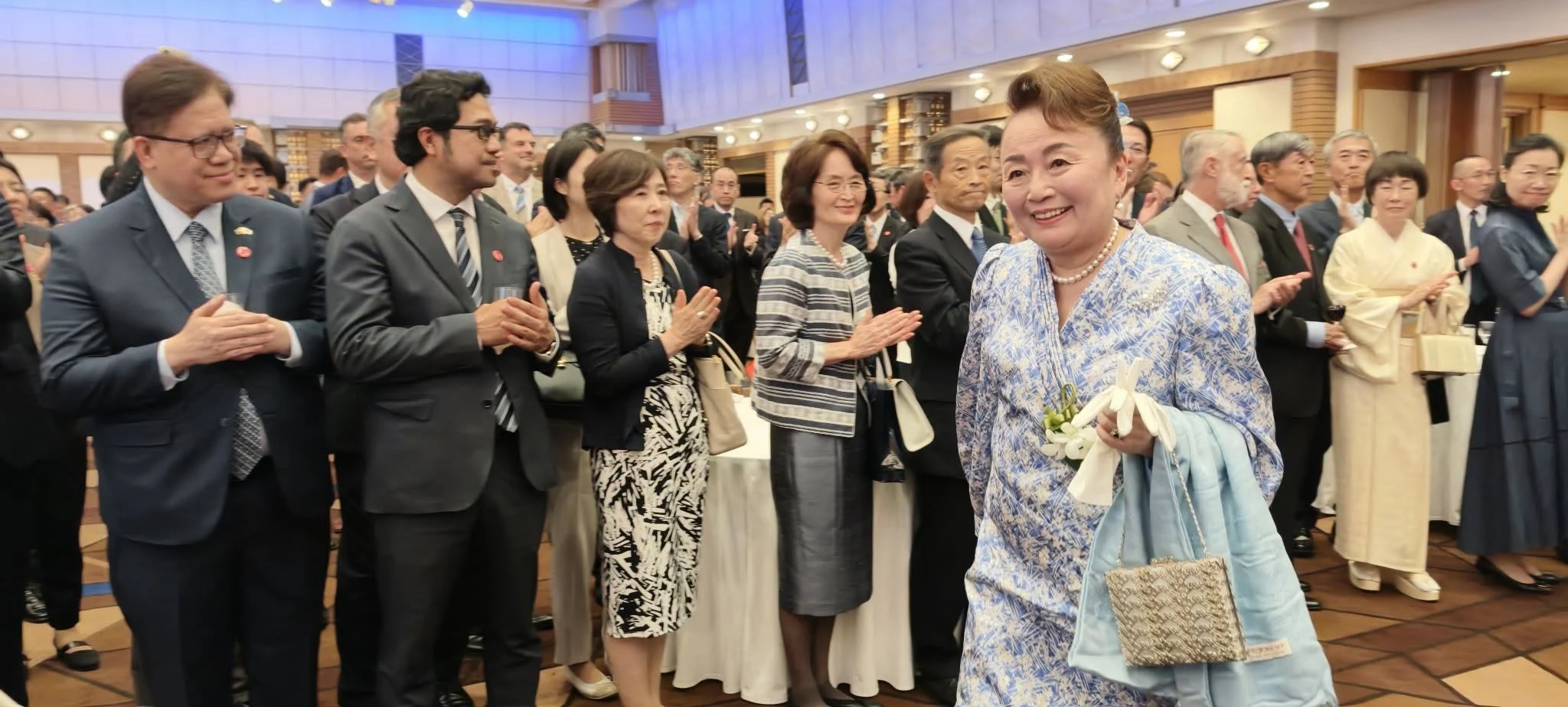 Guests applauding as an honoured guest passes by during the reception