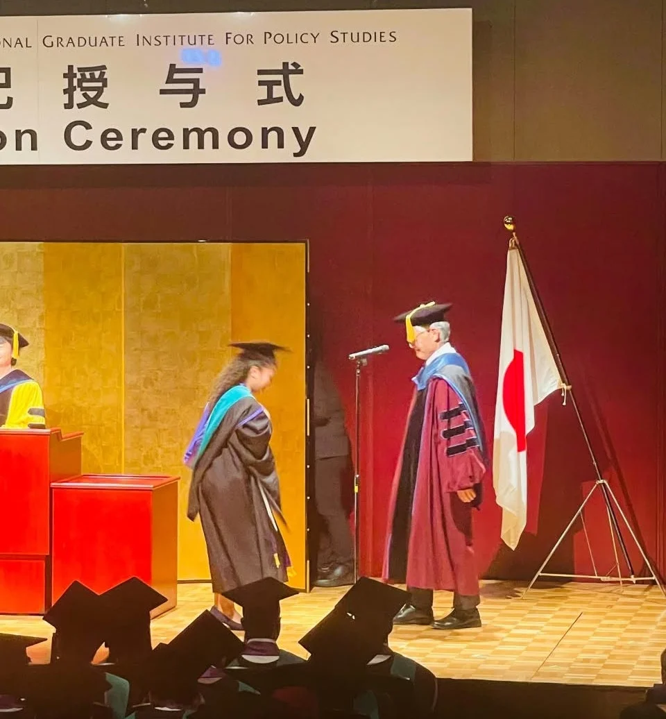 Ms. Freitas approaching GRIPS President Hiroko Ōta