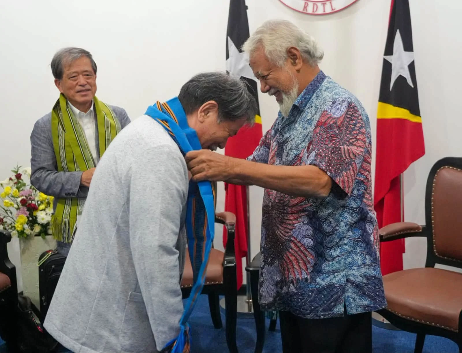 Tais Kolong / Bestowing Honorary Tais / タイス佩用