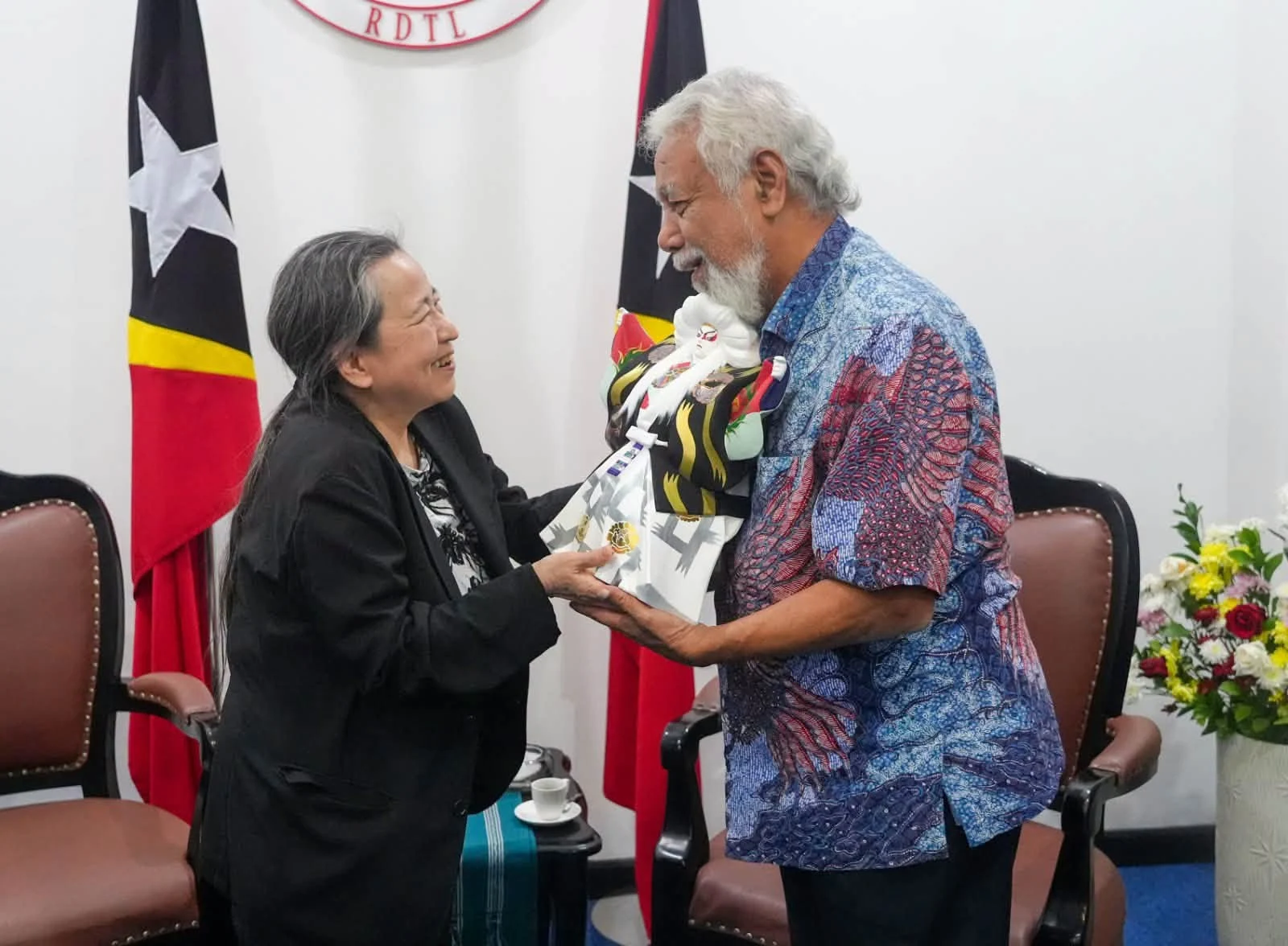 Entrega lembransa boneka tradisionál Japaun Renjishi ba PM Xanana