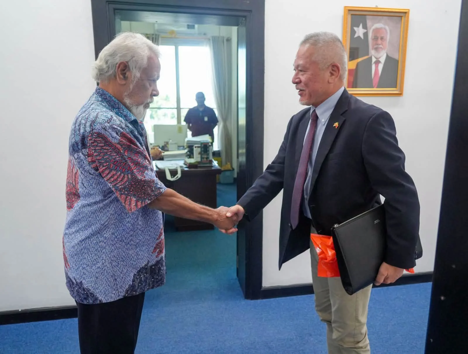 Saudasaun Diplomátika / Diplomatic Handshake / 外交挨拶