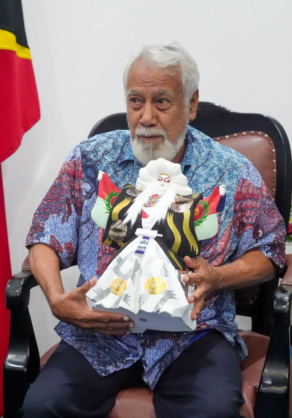 PM Xanana ho Boneka Kabuki / PM Xanana holding Kabuki Doll / 連獅子人形を持つシャナナ首相