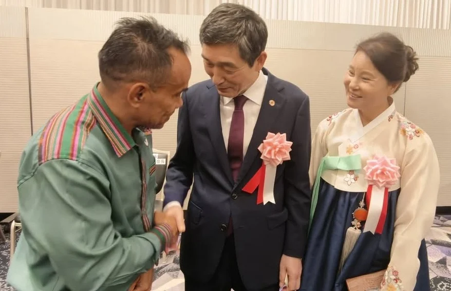 Counsellor Célio of Timor-Leste exchanging formal greetings with Republic of Korea dignitaries in Tokyo