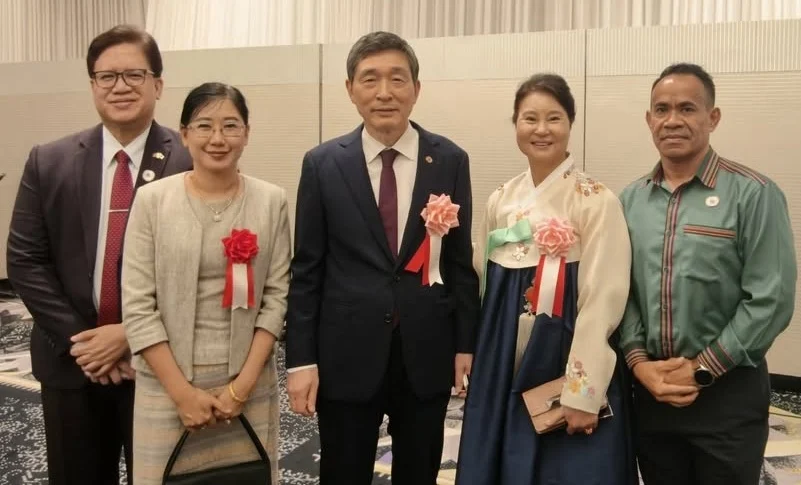Counsellor Célio of Timor-Leste in a formal group photo with the Korean hosts and fellow diplomatic representatives